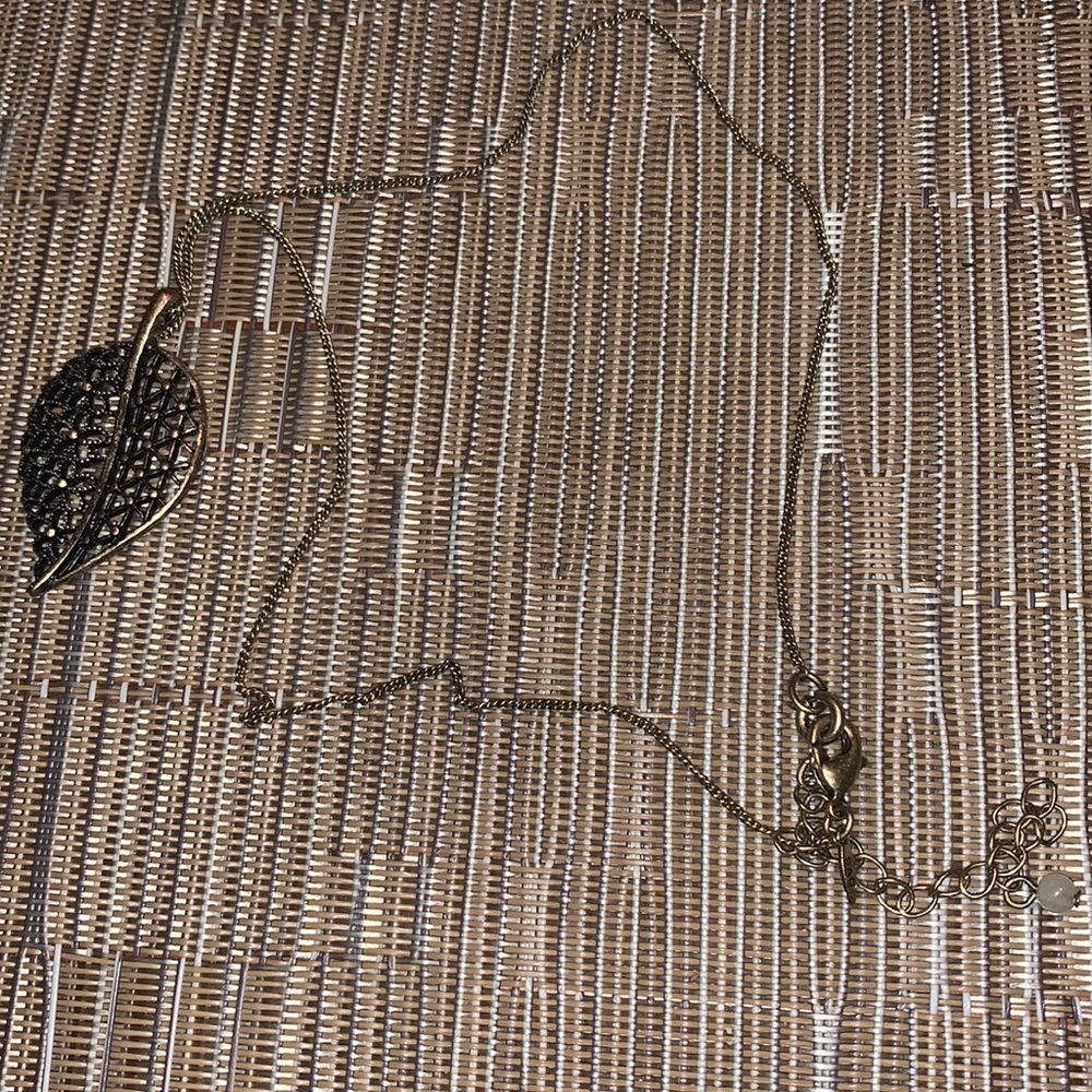 SAQ Leaf motif necklace about 10 inches good cond